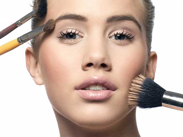 Utilize A FAN Cosmetics BRUSH FOR HIGHLIGHTER